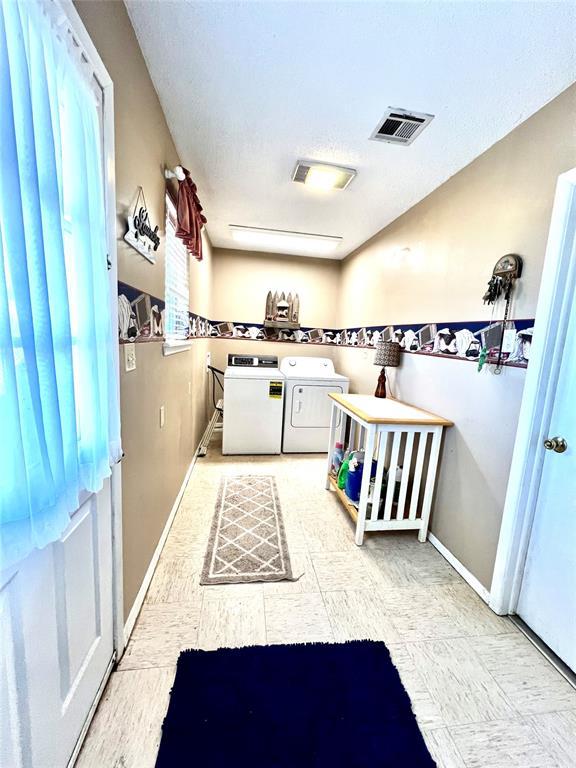 interior space with visible vents, independent washer and dryer, and baseboards