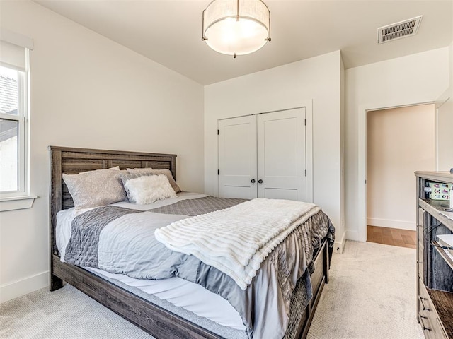 bedroom featuring baseboards, visible vents, and a closet