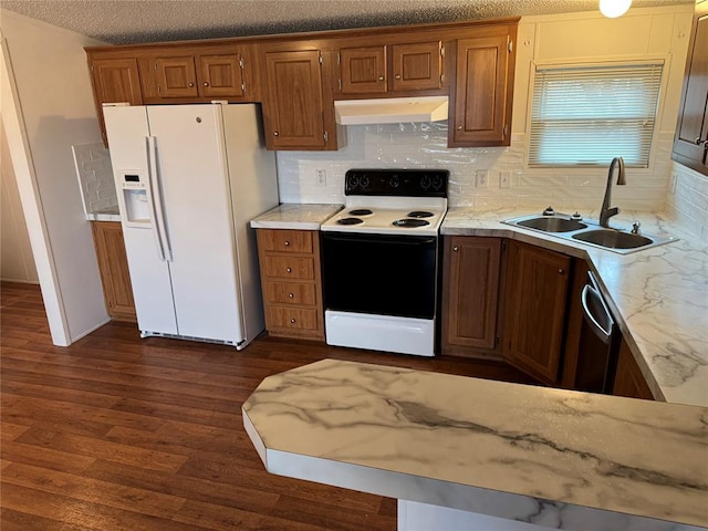 kitchen featuring electric range, white fridge with ice dispenser, sink, a textured ceiling, and dark wood-type flooring