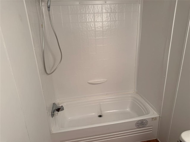 bathroom featuring tiled shower / bath combo