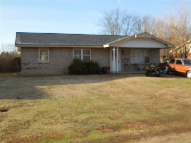 single story home featuring a front lawn