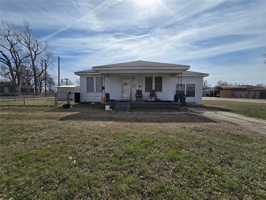 view of front facade featuring a porch and a front lawn