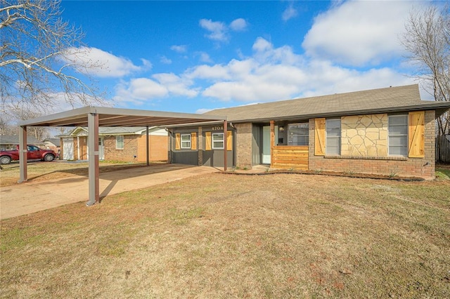 view of front of property featuring brick siding and a front lawn