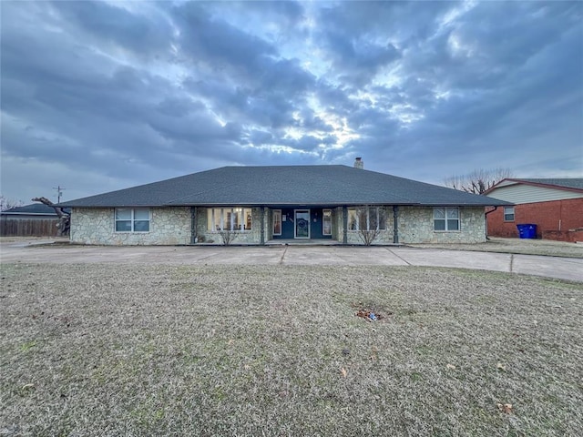 ranch-style house featuring a front yard