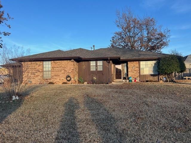 single story home featuring a front yard