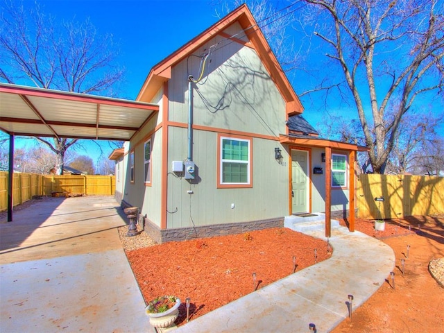 view of front facade featuring a carport