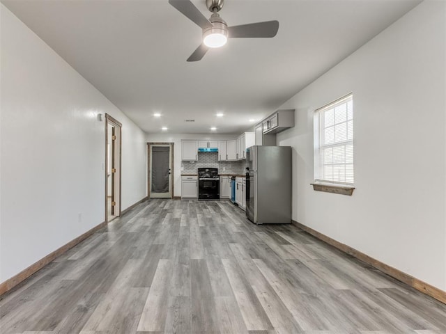 kitchen with light hardwood / wood-style flooring, stove, ceiling fan, stainless steel refrigerator, and backsplash