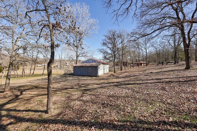 view of yard with an outbuilding