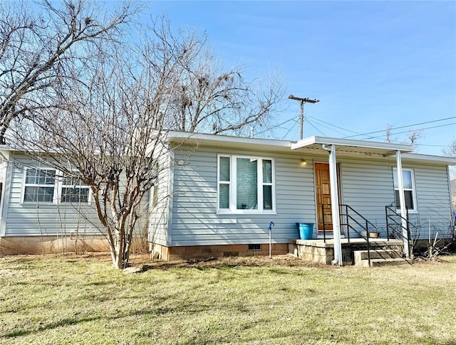 view of front of property featuring a front yard and crawl space