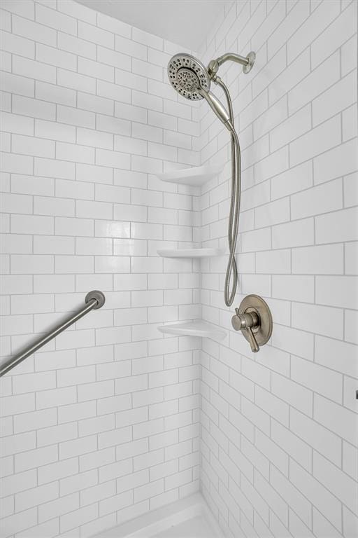 bathroom featuring a tile shower