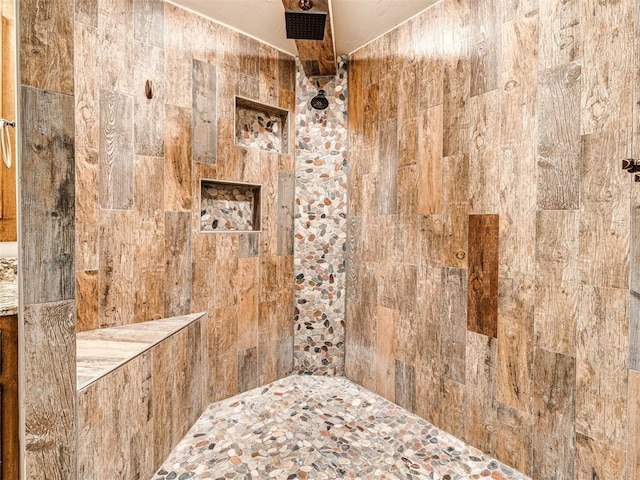 bathroom featuring tiled shower