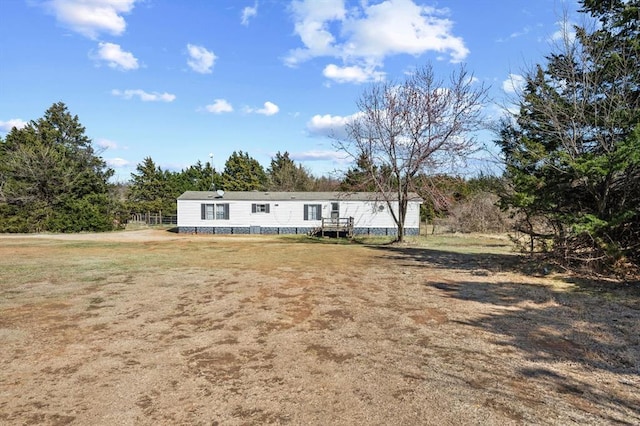 view of front of property featuring a front lawn