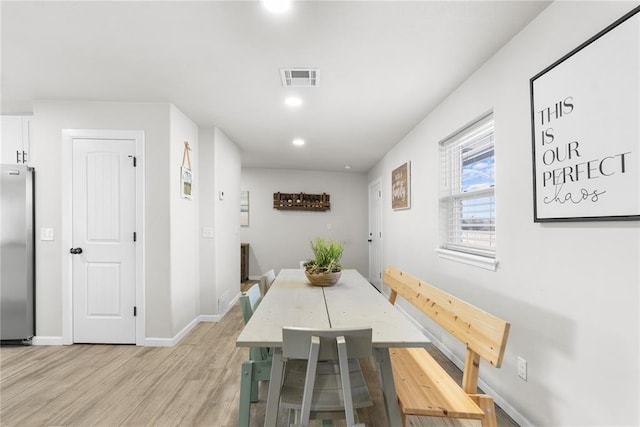 dining room with light wood-style floors, recessed lighting, visible vents, and baseboards