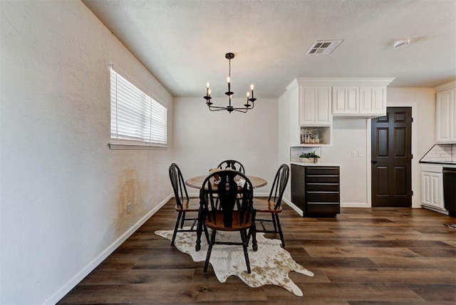 dining room featuring dark wood-style floors, visible vents, baseboards, and an inviting chandelier