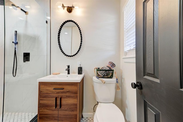 bathroom featuring tiled shower, vanity, and toilet