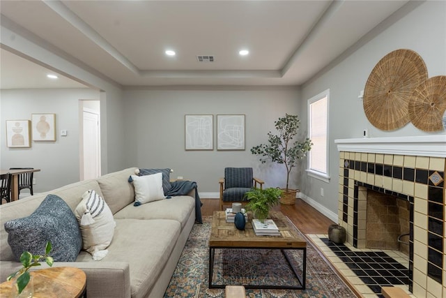 living room featuring recessed lighting, visible vents, baseboards, and wood finished floors