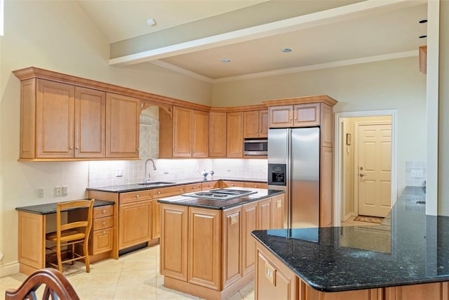 kitchen featuring stainless steel appliances, tasteful backsplash, a kitchen island, and a sink