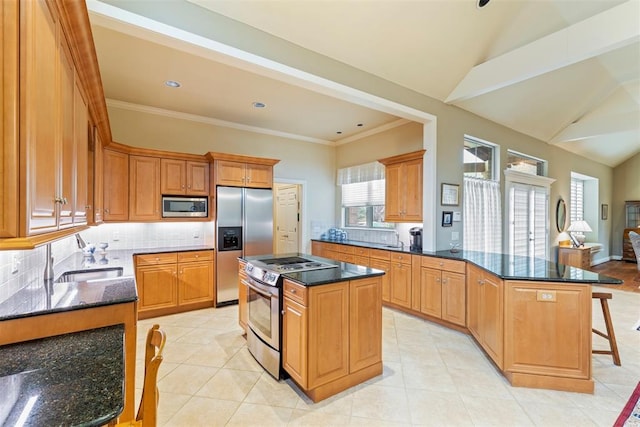 kitchen featuring stainless steel appliances, backsplash, a sink, vaulted ceiling, and a peninsula