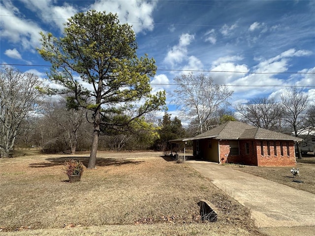 view of yard featuring driveway