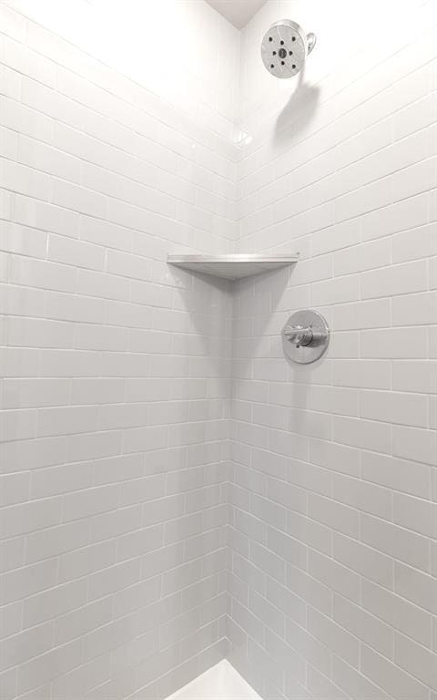 bathroom featuring a tile shower