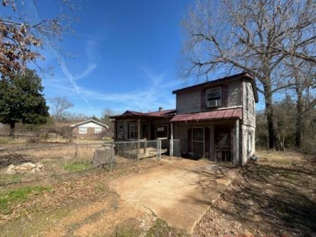 view of front property