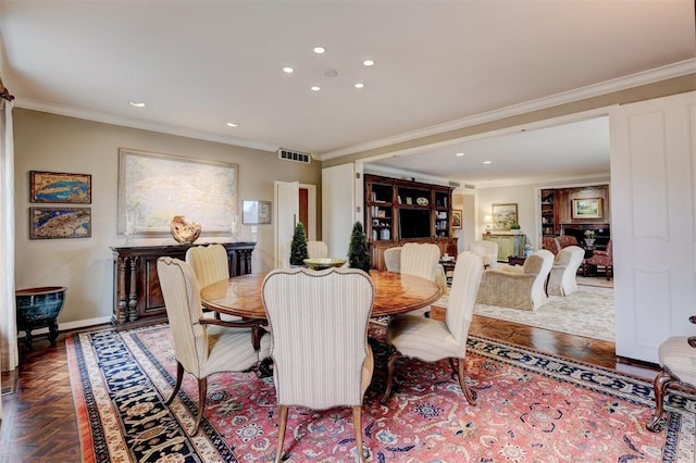 dining room with recessed lighting, visible vents, crown molding, and baseboards