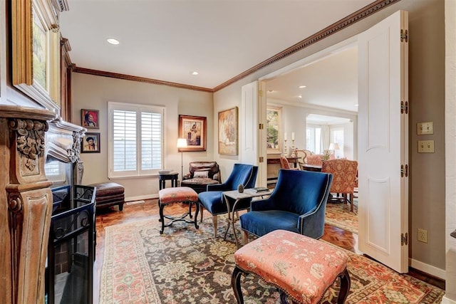 living area with crown molding, a wealth of natural light, and baseboards