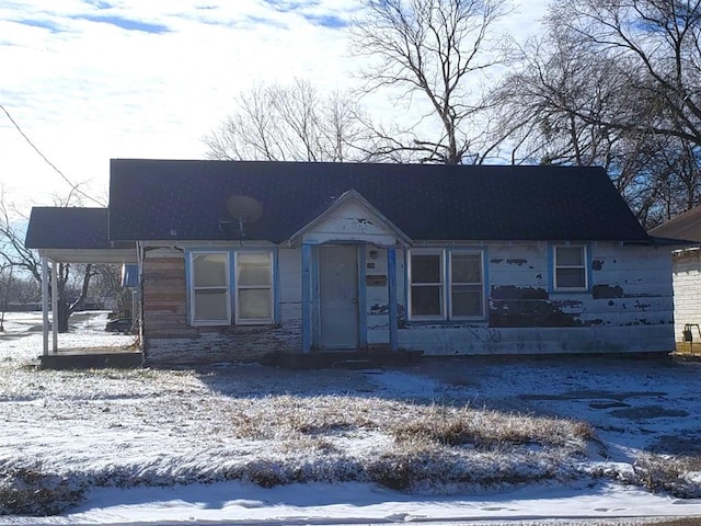 view of front facade featuring a carport