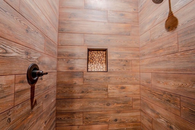 bathroom featuring a tile shower