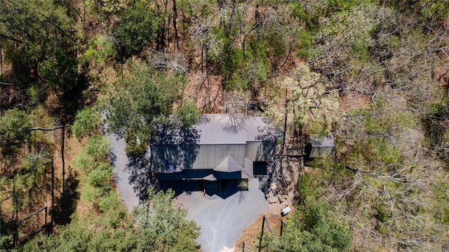 birds eye view of property featuring a forest view