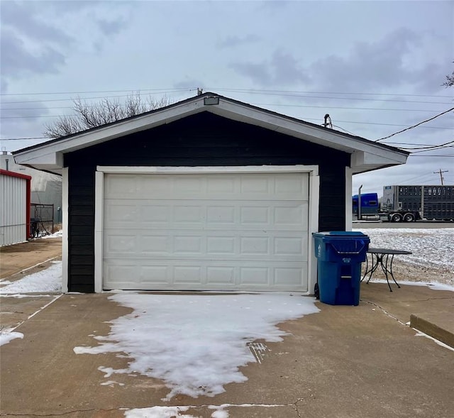 detached garage featuring concrete driveway