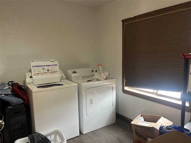 laundry room with laundry area, baseboards, dark wood finished floors, and independent washer and dryer