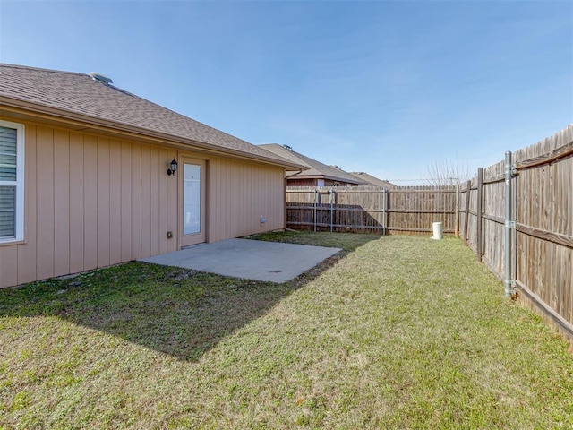 view of yard featuring a patio area