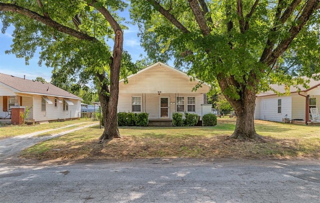 view of front facade featuring a front yard