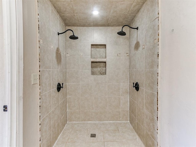 bathroom featuring tiled shower