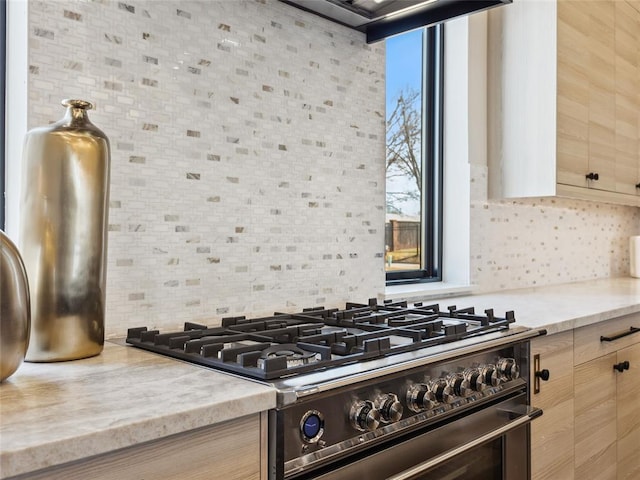 834 NW 72nd St, Oklahoma City, OK 73116 - interior details featuring backsplash, stainless steel stove, and light brown cabinets