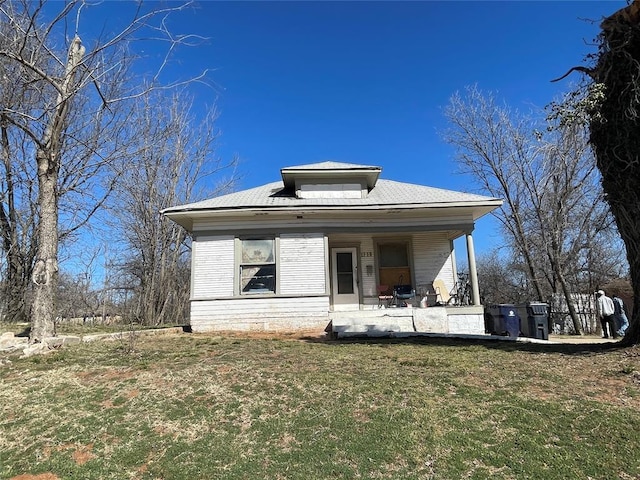 bungalow featuring covered porch and a front lawn