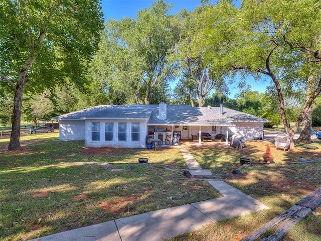 ranch-style house featuring a front yard