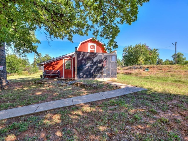 view of barn featuring a yard