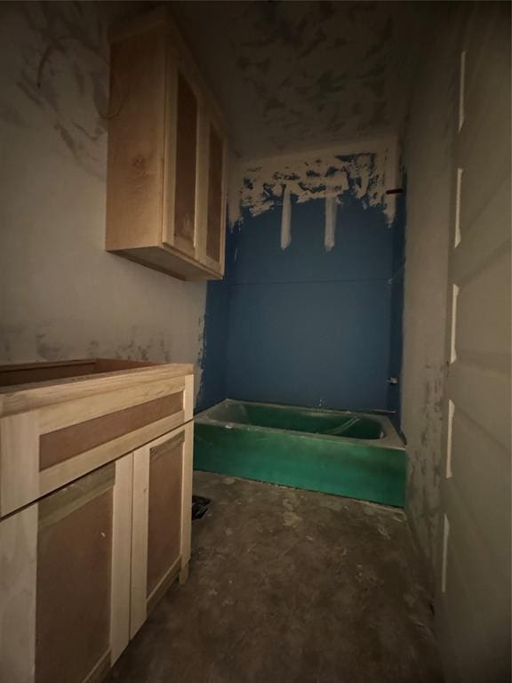 bathroom featuring unfinished concrete floors