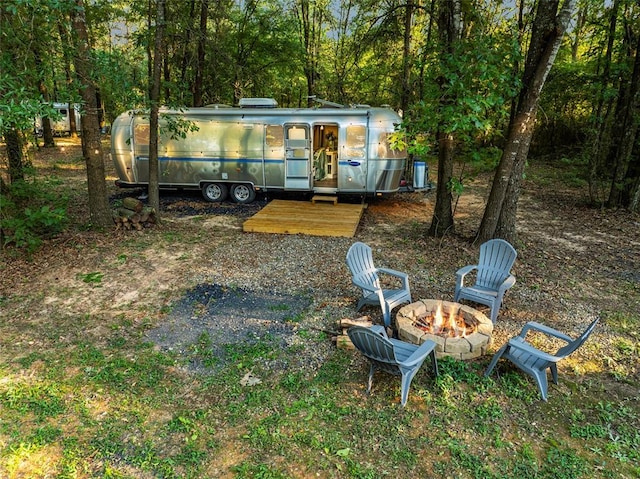 manufactured / mobile home featuring an outdoor fire pit