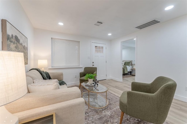 living area featuring light wood finished floors, baseboards, visible vents, and recessed lighting