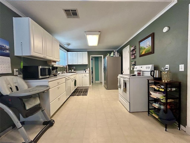 kitchen with stainless steel appliances, a sink, visible vents, white cabinetry, and crown molding