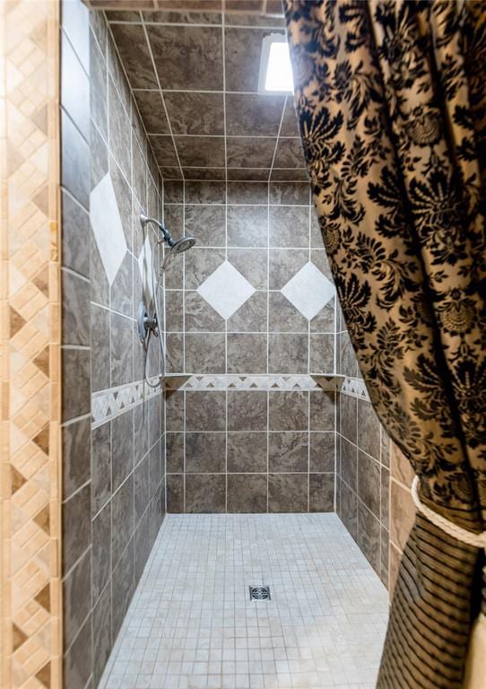 bathroom featuring a tile shower