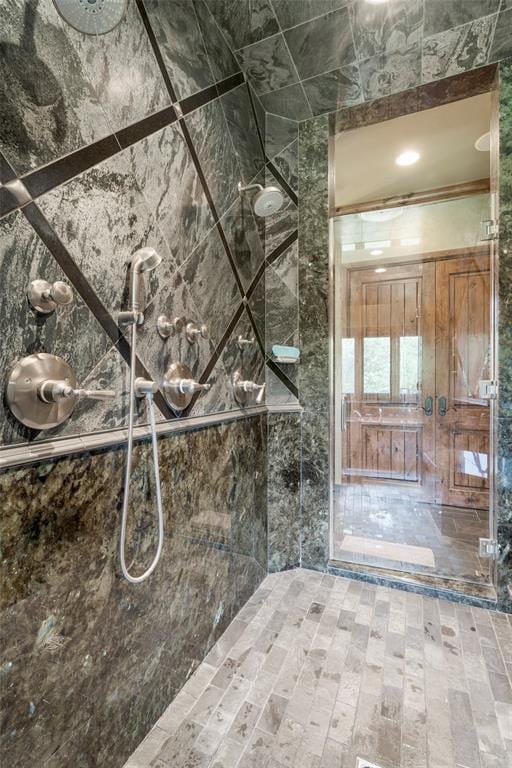 bathroom featuring a tile shower