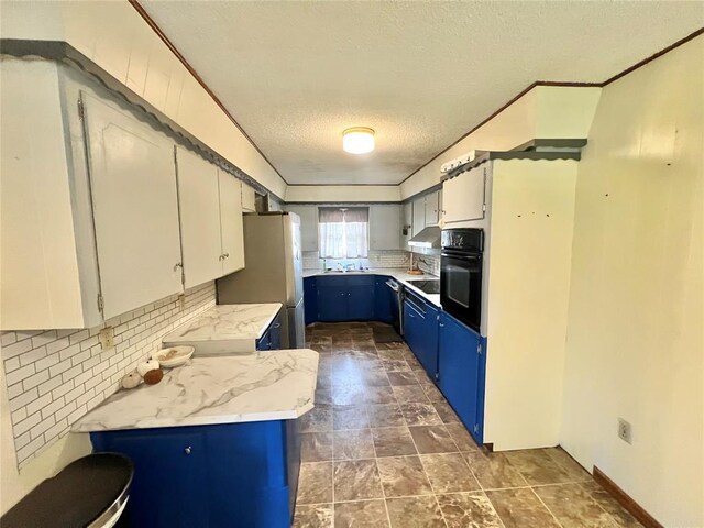 707 S Third St, Cheyenne, OK 73628 - kitchen with blue cabinetry, black appliances, tasteful backsplash, a textured ceiling, and under cabinet range hood