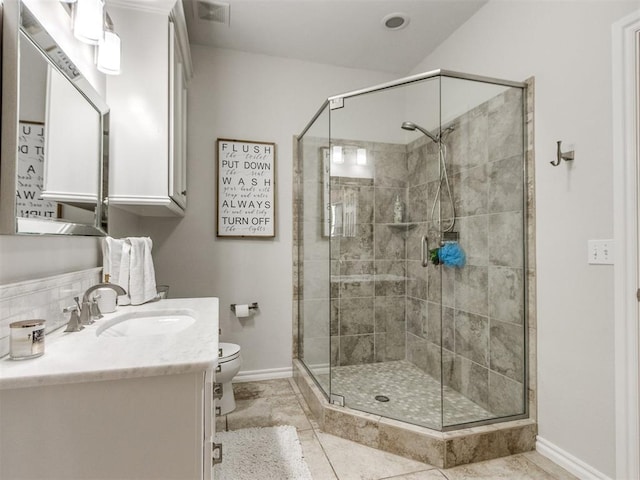 full bath with toilet, visible vents, vanity, baseboards, and a stall shower