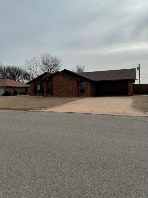 view of front of property with driveway