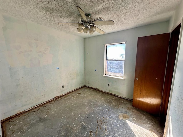 unfurnished bedroom with a ceiling fan and a textured ceiling