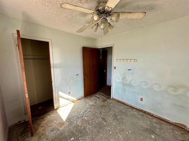 unfurnished bedroom featuring ceiling fan, a closet, and a textured ceiling